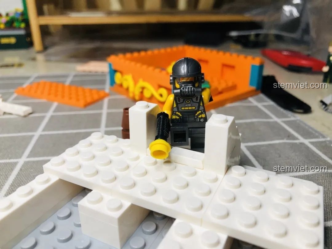 Cây mùa thu với lá vàng cam rực rỡ được lắp ráp trên mô hình Wekki 506004 Cảnh Thu.