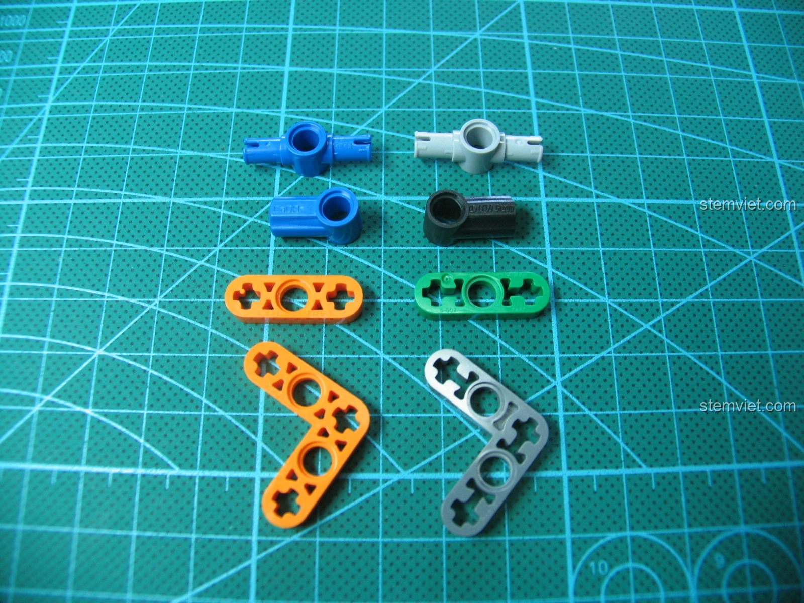 Cây tháo mảnh màu xanh trong suốt đi kèm bộ lắp ráp Súng trường tấn công AK-47 CaDA C81001, giúp tháo các mảnh ghép dễ dàng.