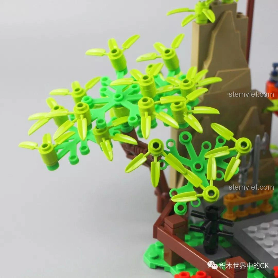 Cận cảnh cây tre xanh mướt trong bộ lắp ghép SY1404 Võ Đài Đại Chiến Rồng Thần, tạo điểm nhấn thiên nhiên.