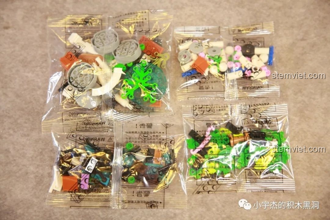 Cây lớn trước quảng trường trong bộ K-Box 10507 được lắp ráp sáng tạo.