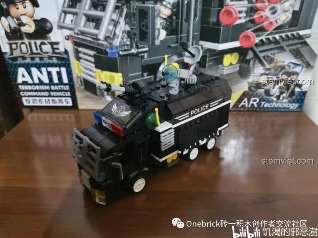 Ảnh chụp cận cảnh mô hình đồ chơi lắp ráp Xe Chỉ Huy Tác Chiến Chống Khủng Bố AR CAYI 1576 đã hoàn thiện, đặt trước hộp sản phẩm.