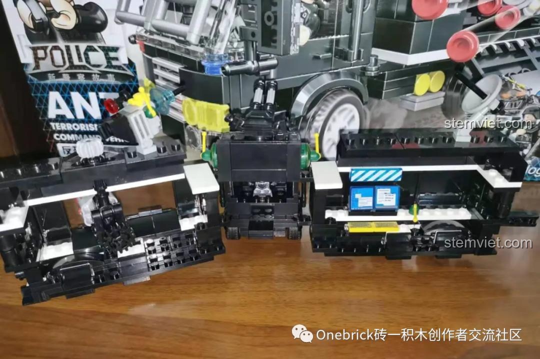 Mô hình CAYI 1576 Xe Tác Chiến Đặc Nhiệm đang ở trạng thái mở rộng, biến thành một căn cứ chỉ huy di động.