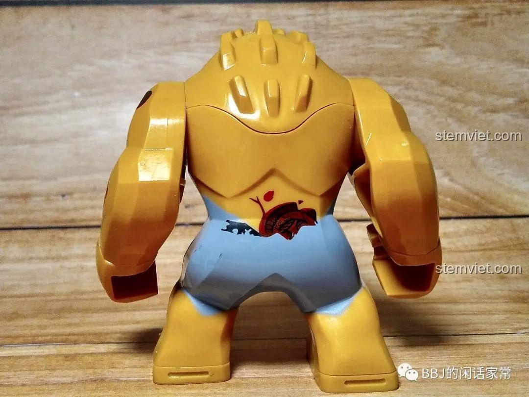 Mặt sau của bigfig Tyrant KY316, cho thấy cơ bắp cuồn cuộn và các chi tiết in vết thương.