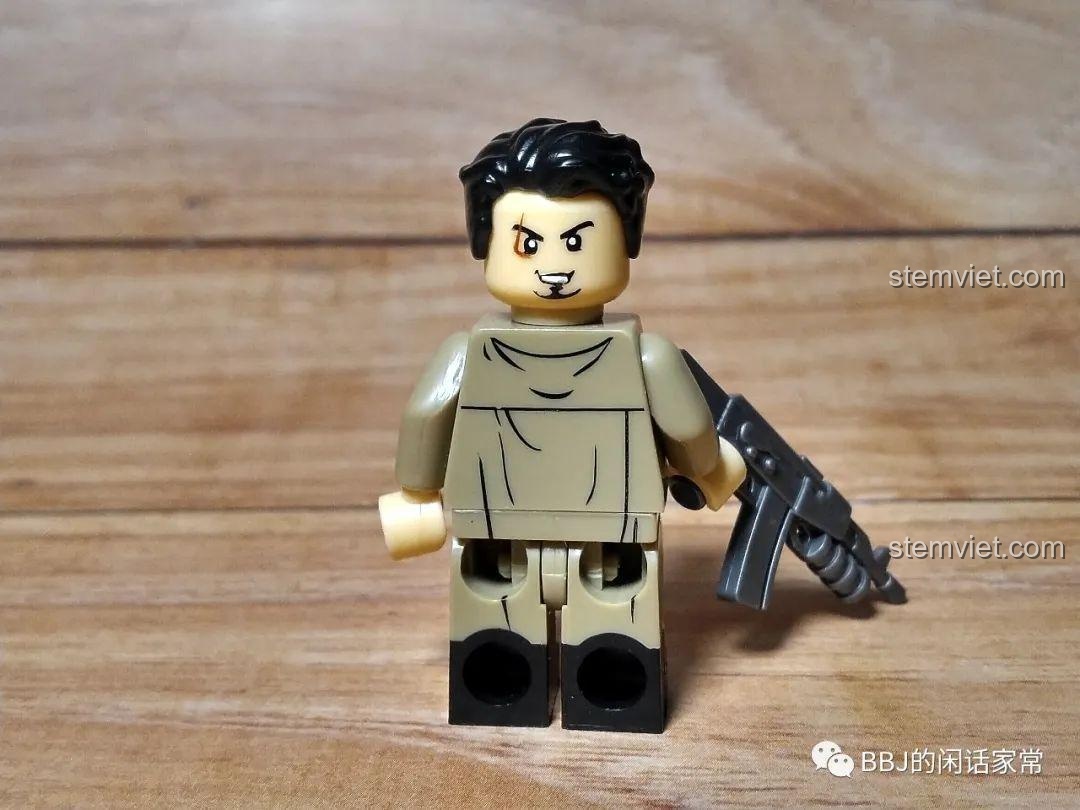 Minifigure Allen KY301 với biểu cảm thứ hai tự tin hơn. Chi tiết in sắc nét trên thân và chân của bộ CAYI 1900.