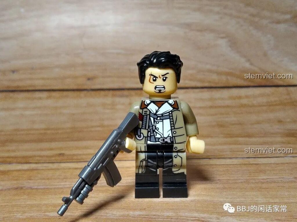 Cận cảnh minifigure Allen KY301 từ bộ CAYI 1900 Cảnh Sát Sinh Hóa. Nhân vật mặc áo khoác, cầm súng, biểu cảm cương nghị.
