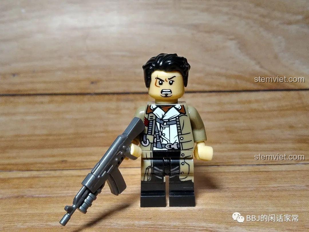Cận cảnh minifigure Allen KY301 từ bộ CAYI 1900 Cảnh Sát Sinh Hóa. Nhân vật mặc áo khoác, cầm súng, biểu cảm cương nghị.