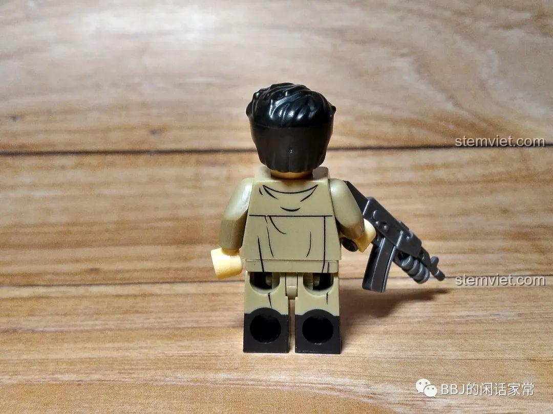 Mặt sau của minifigure Allen KY301, cho thấy chi tiết in sau lưng và mái tóc được tạo hình cẩn thận.