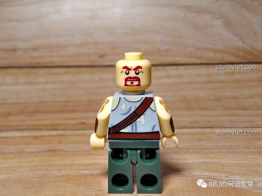 Minifigure Bill KY303 với biểu cảm thứ hai. Chi tiết hình xăm trên tay và dây đeo túi được in rõ ràng.