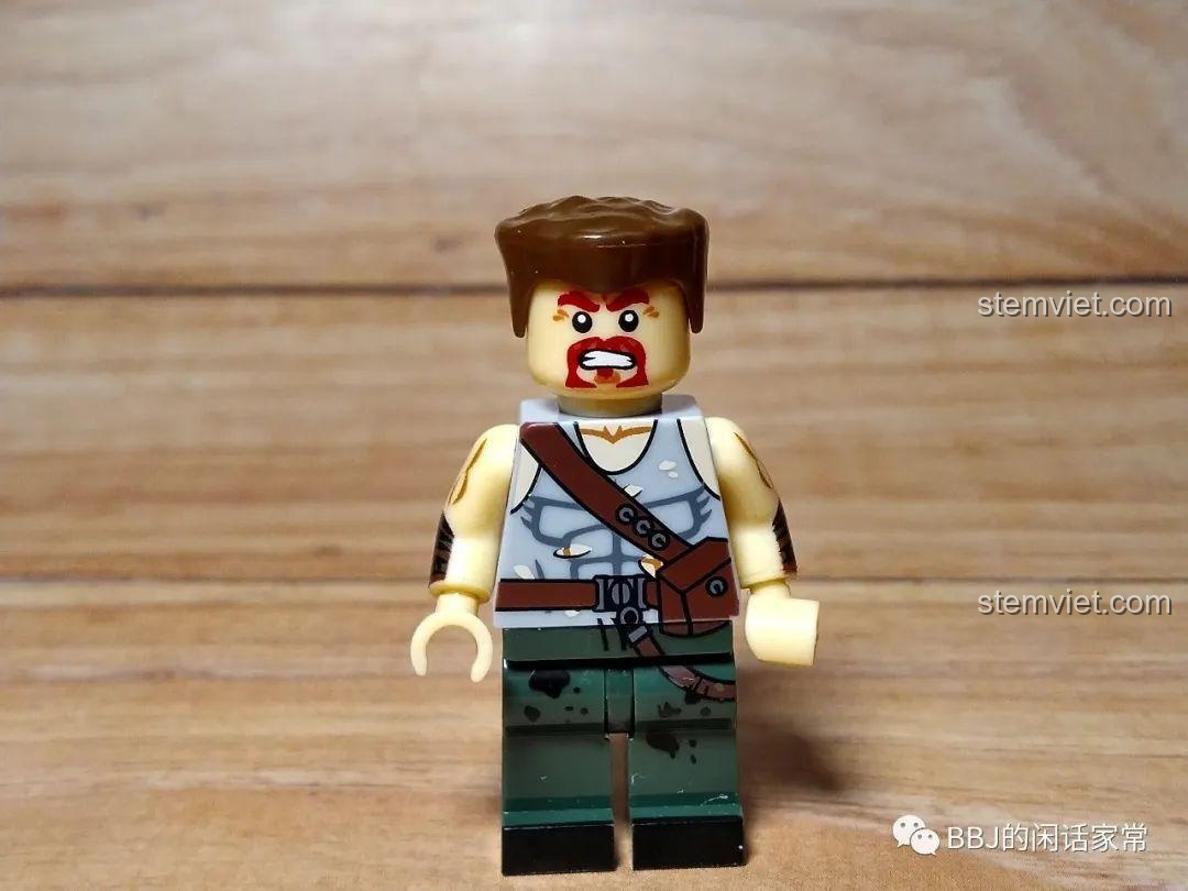 Cận cảnh minifigure Bill KY303 từ bộ CAYI 1900. Nhân vật có râu, mặc áo ba lỗ, trông rất bụi bặm.