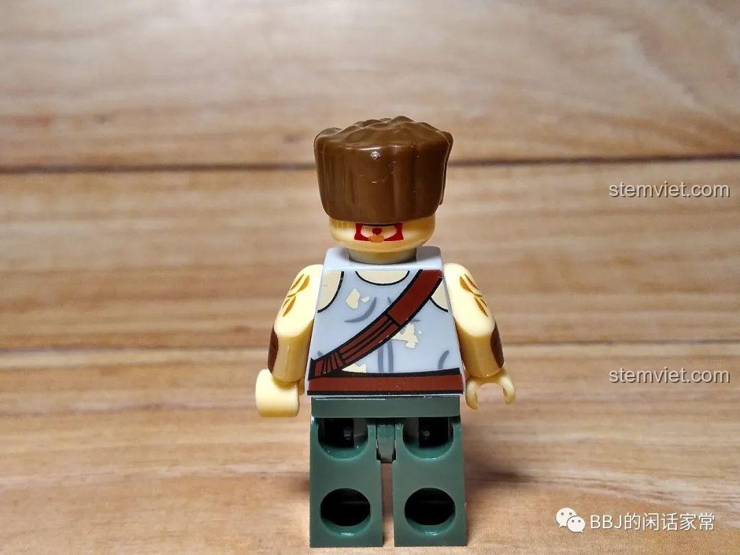 Mặt sau của minifigure Bill KY303, lộ ra một phần của biểu cảm thứ hai do mái tóc không che hết.