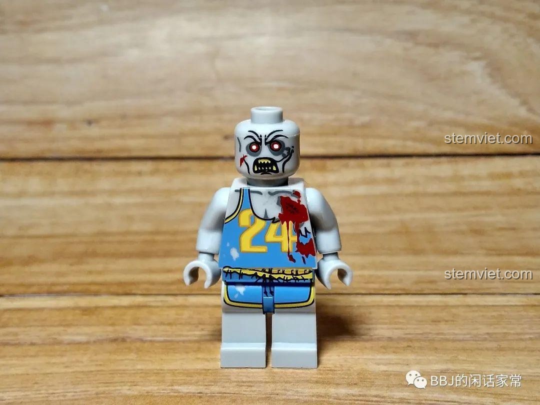 Cận cảnh minifigure cầu thủ zombie KY310 từ bộ CAYI 1900. Áo đấu bóng rổ rách, dính máu, mặt zombie.