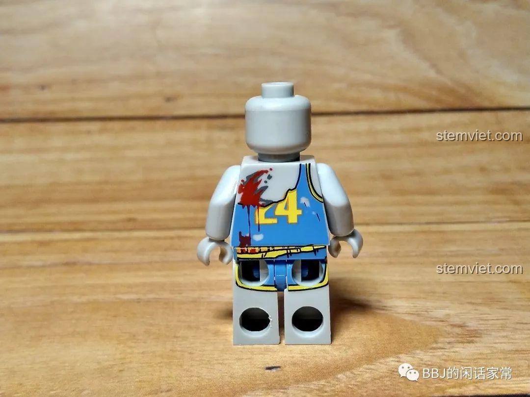 Mặt sau của minifigure cầu thủ zombie KY310, cho thấy chi tiết áo đấu rách và vết máu.