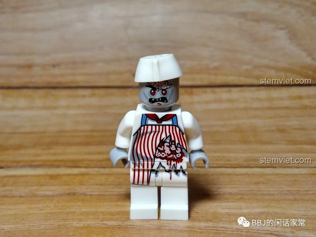 Cận cảnh minifigure đầu bếp zombie KY311 từ bộ CAYI 1900. Tạp dề dính máu, ruột lòi ra ngoài.