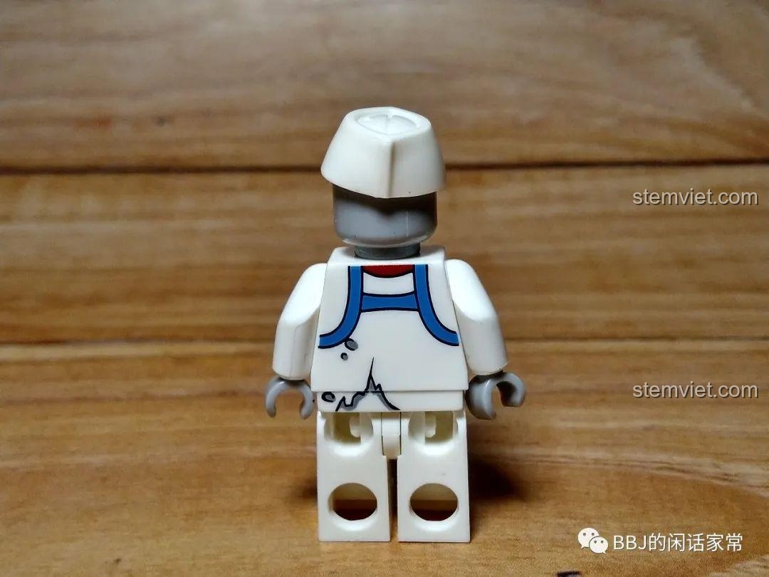 Mặt sau của minifigure đầu bếp zombie KY311, với chi tiết dây đeo tạp dề và vết rách.