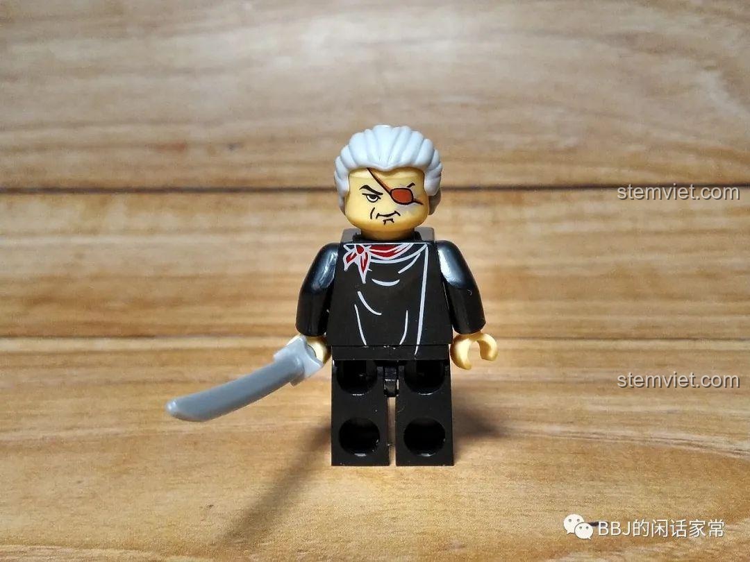 Minifigure Falcon KY308 với biểu cảm thứ hai có miếng bịt mắt, tạo vẻ ngoài bí ẩn và nguy hiểm.