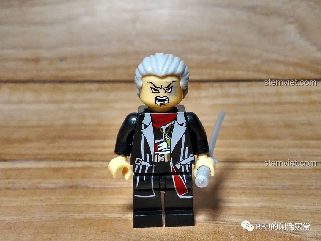 Cận cảnh minifigure Falcon KY308 từ bộ CAYI 1900. Nhân vật tóc bạc, biểu cảm giận dữ, cầm kiếm.