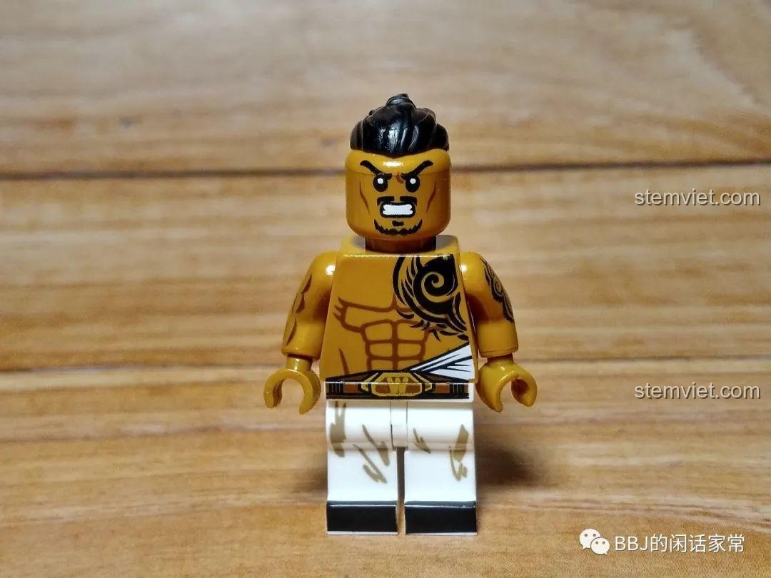Cận cảnh minifigure Hercules King KY305 từ bộ CAYI 1900. Nhân vật cơ bắp với hình xăm lớn trên ngực và tay.
