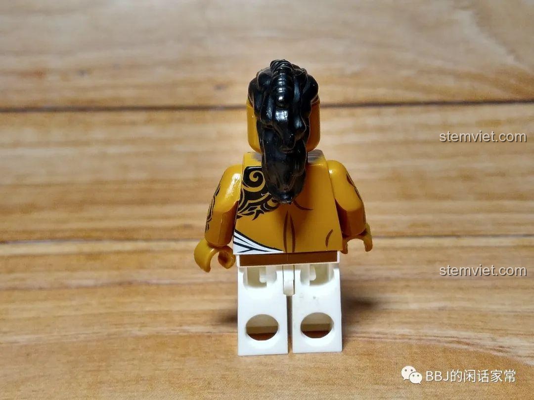 Mặt sau của minifigure Hercules King KY305, cho thấy phần tóc đuôi ngựa và hình xăm sau lưng.