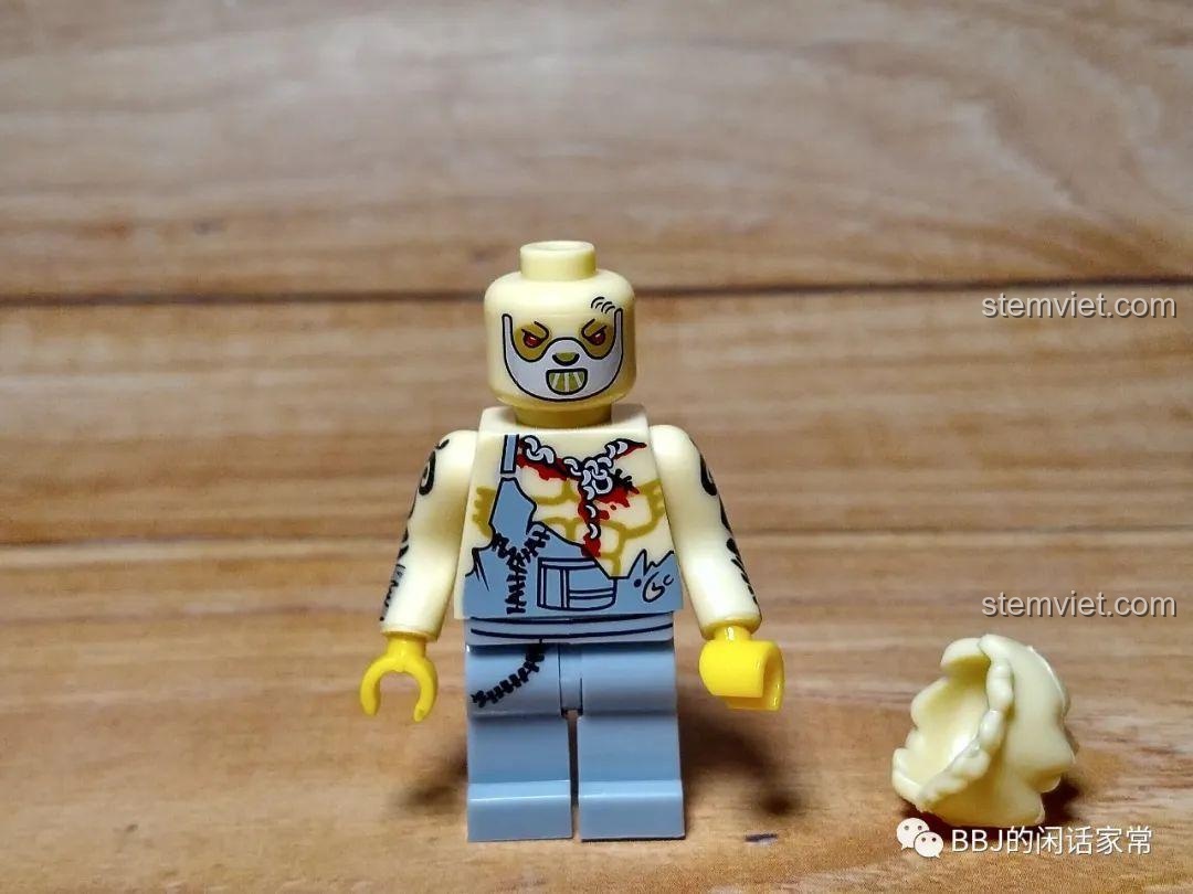 Cận cảnh minifigure Iron KY313 từ bộ CAYI 1900. Một zombie với các vết thương và cánh tay dài.