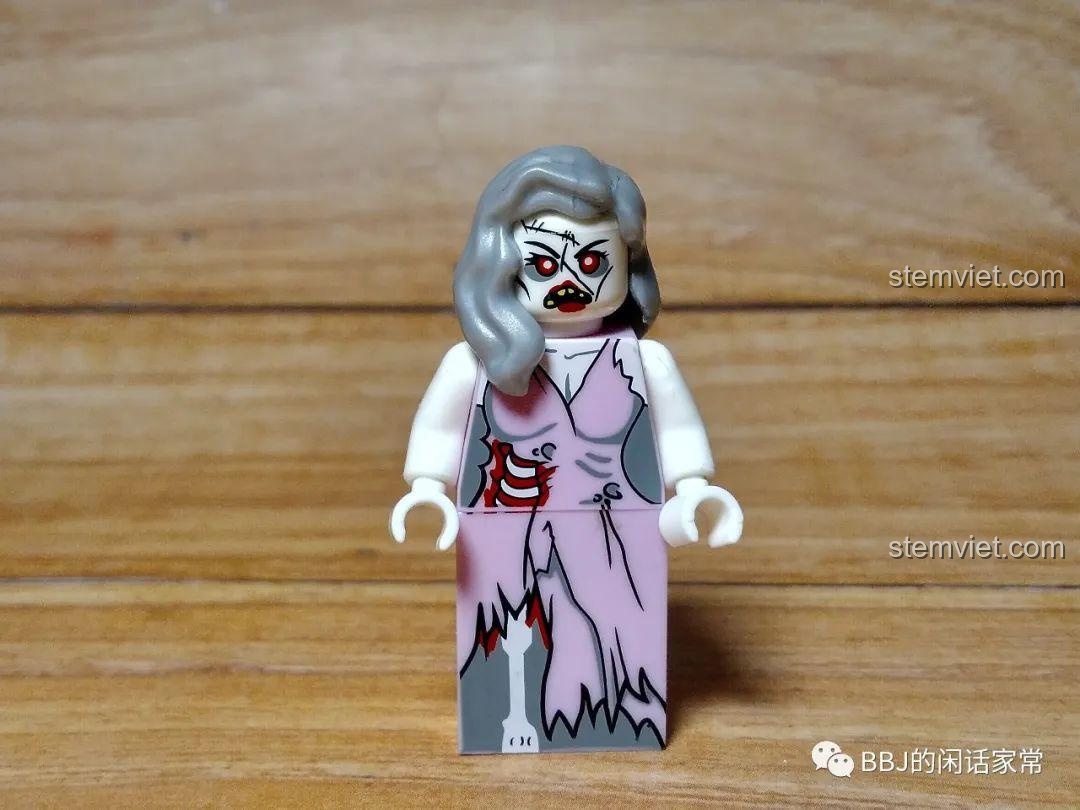 Cận cảnh minifigure Jenny KY312 từ bộ CAYI 1900. Zombie nữ trong chiếc váy hồng rách nát.