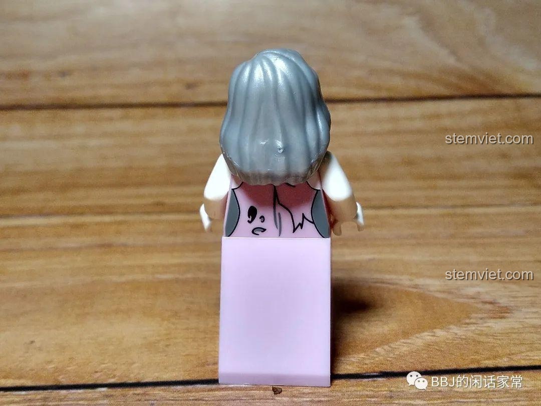 Mặt sau của minifigure Jenny KY312, cho thấy chi tiết rách nát trên lưng và váy.