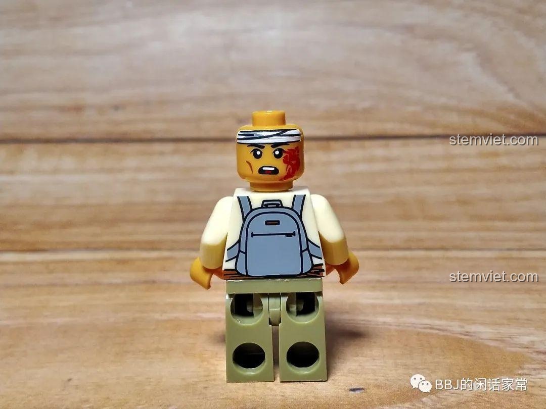 Minifigure LiaoRan KY306 khi bỏ mũ trùm đầu, để lộ biểu cảm hoảng hốt và vết thương trên mặt.