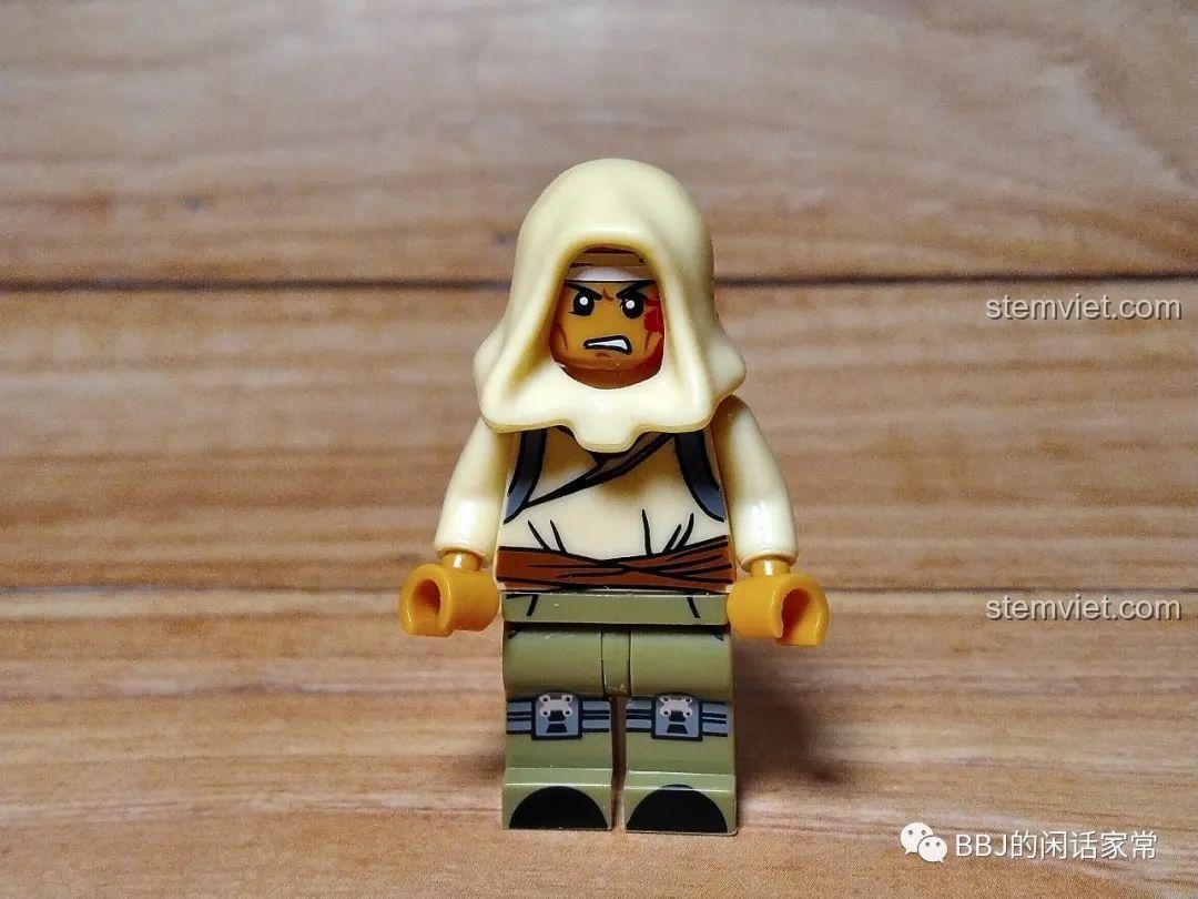 Cận cảnh minifigure LiaoRan KY306 từ bộ CAYI 1900. Nhân vật mặc áo trùm đầu, mặt có vết thương.