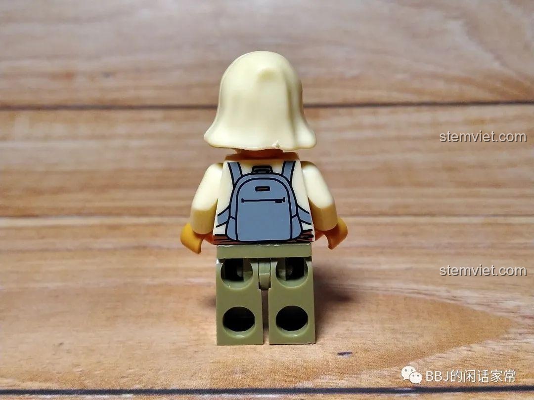 Mặt sau của minifigure LiaoRan KY306, nổi bật với chi tiết balo được in sắc nét trên lưng.