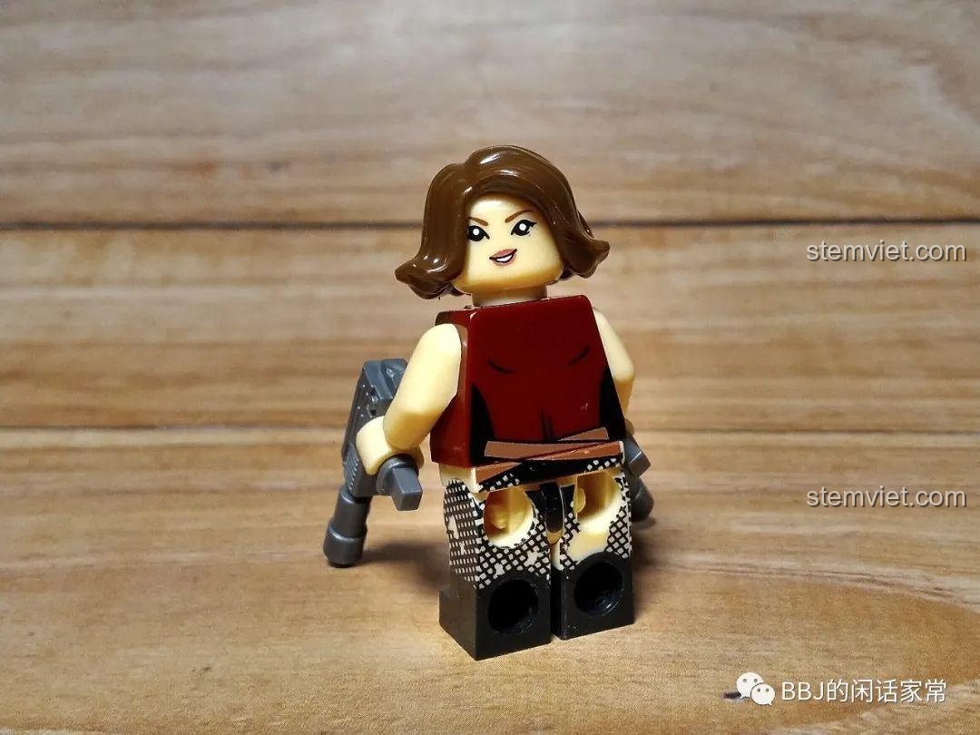 Minifigure Su KY302 với biểu cảm thứ hai quyến rũ. Chi tiết in trên thân và chân rất sắc nét và độc đáo.