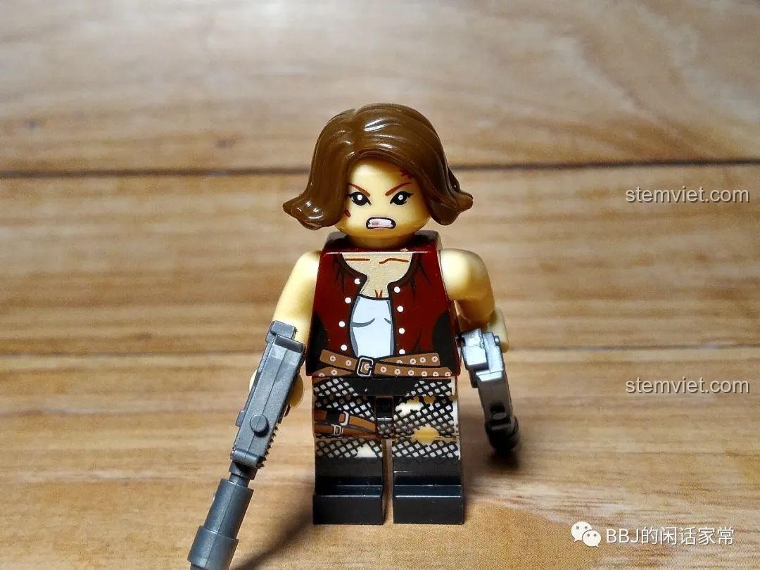 Cận cảnh minifigure Su KY302 từ bộ CAYI 1900. Nhân vật nữ mạnh mẽ, trang bị hai súng, quần tất lưới độc đáo.
