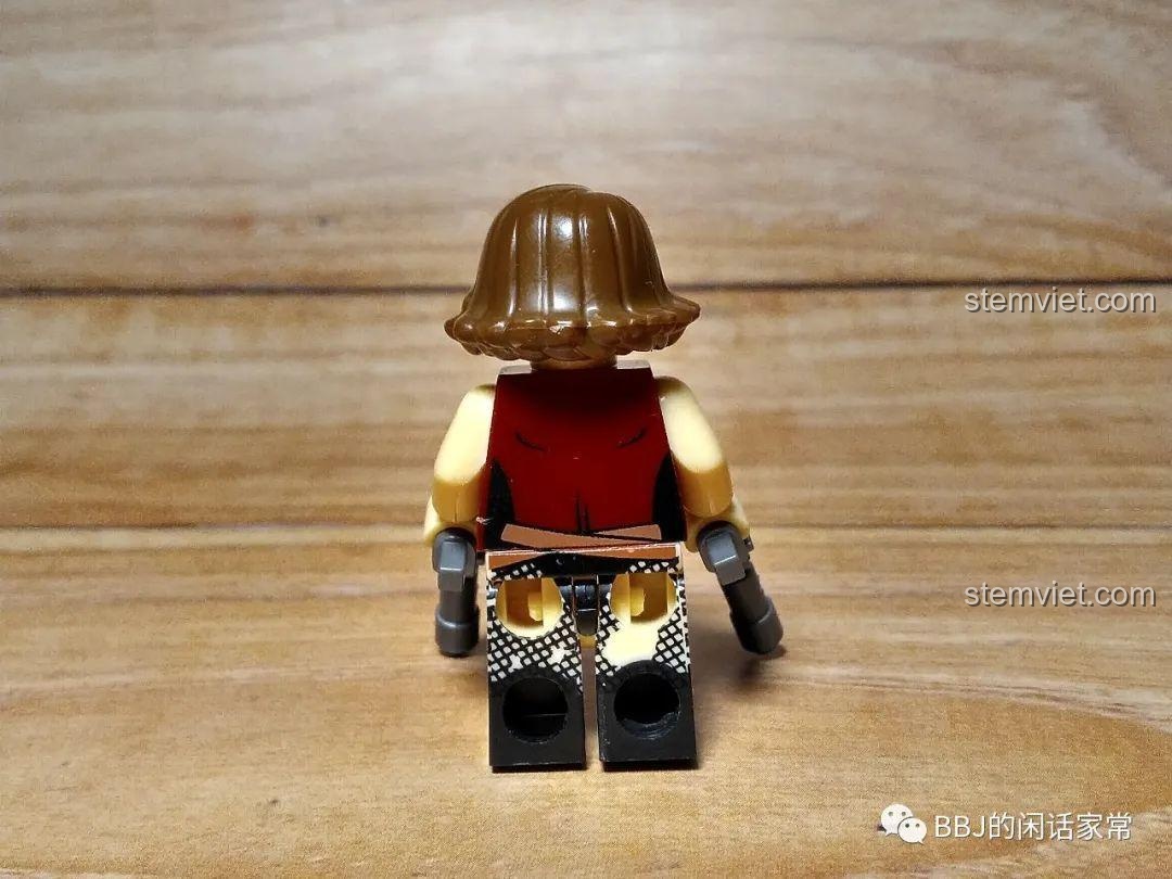 Mặt sau của minifigure Su KY302, cho thấy chi tiết in sau lưng và phần chân được in bốn mặt.