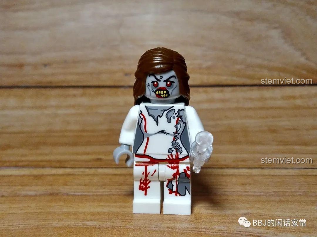 Cận cảnh minifigure y tá zombie Betty KY309 từ bộ CAYI 1900. Trang phục rách nát, dính máu, biểu cảm đáng sợ.