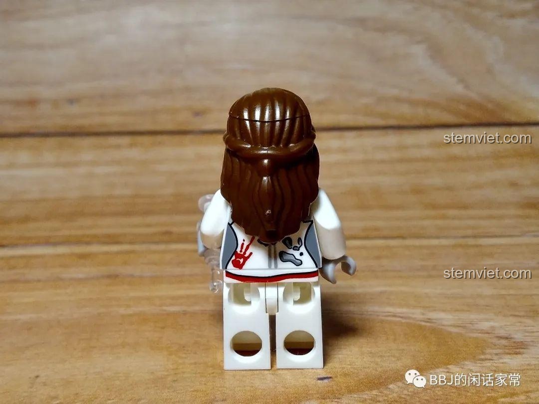 Mặt sau của minifigure y tá zombie Betty KY309, cho thấy chi tiết in rách nát và vết tay máu.