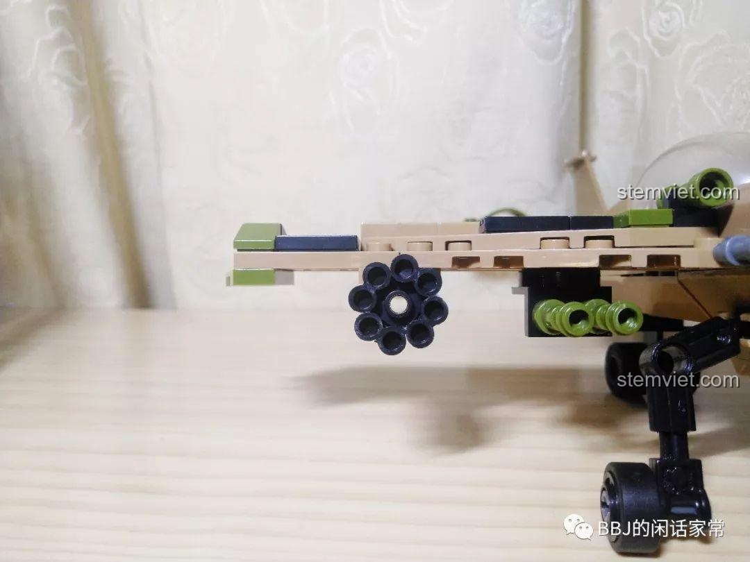 Cận cảnh chi tiết súng máy gắn dưới cánh của mô hình CAYI 2205 Máy bay chiến đấu.