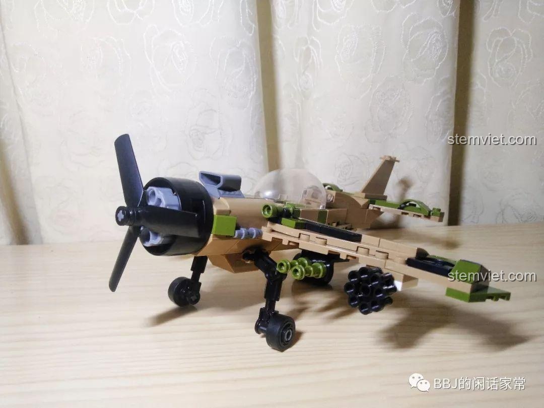 Một góc nhìn khác của mô hình CAYI 2205 Máy bay chiến đấu một cánh đã lắp ráp xong.