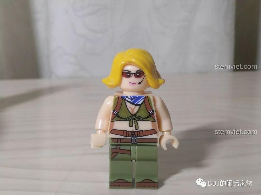 Cận cảnh minifigure nữ phi công trong bộ CAYI 2205 với trang phục và kính mắt sành điệu.