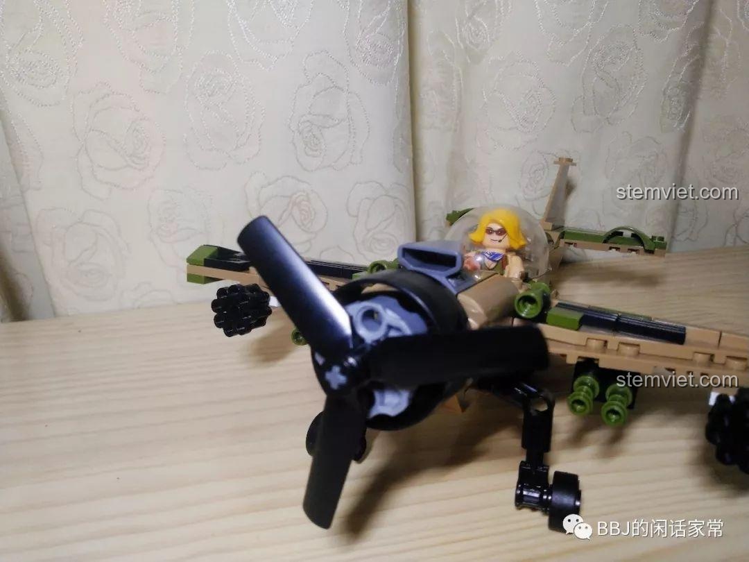 Minifigure nữ phi công ngồi bên trong buồng lái của máy bay CAYI 2205.