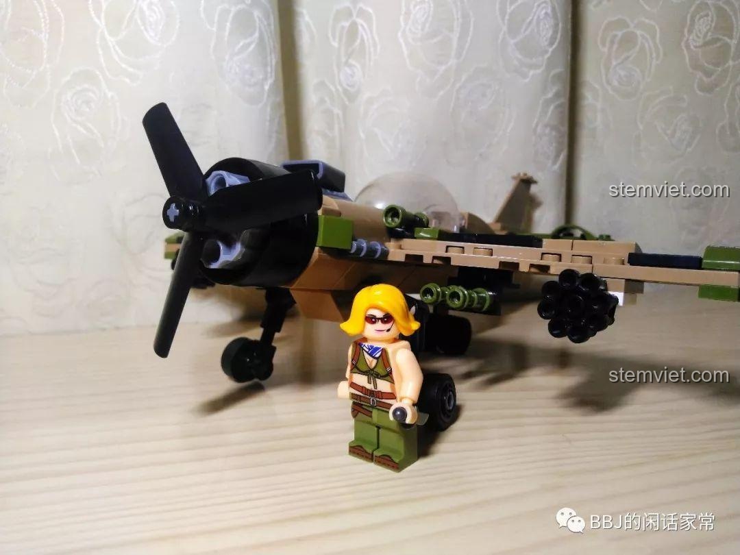 Mô hình máy bay CAYI 2205 và minifigure nữ phi công chụp cùng nhau, thể hiện tổng thể sản phẩm.