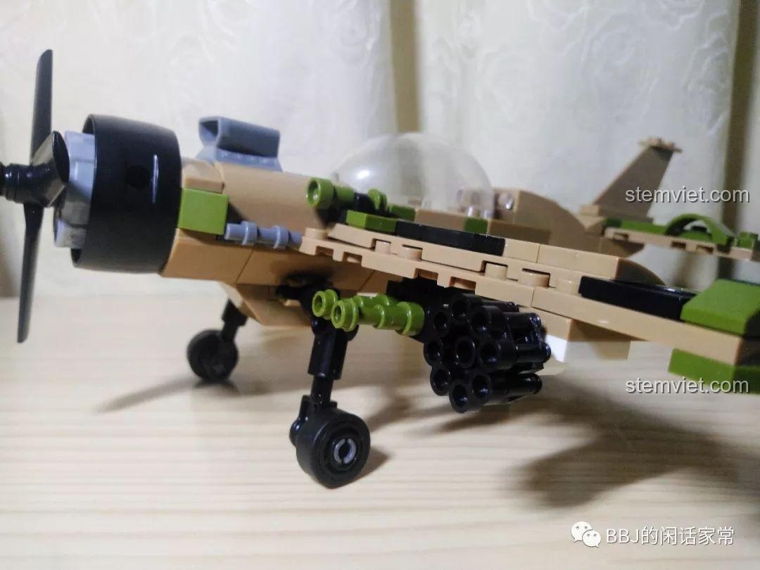 Chi tiết vũ khí và hệ thống bánh xe của máy bay CAYI 2205 Máy bay quân sự sa mạc.