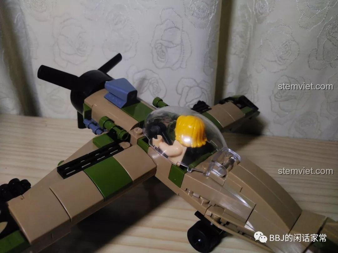 Buồng lái của máy bay CAYI 2205 được đóng lại với minifigure nữ phi công bên trong.