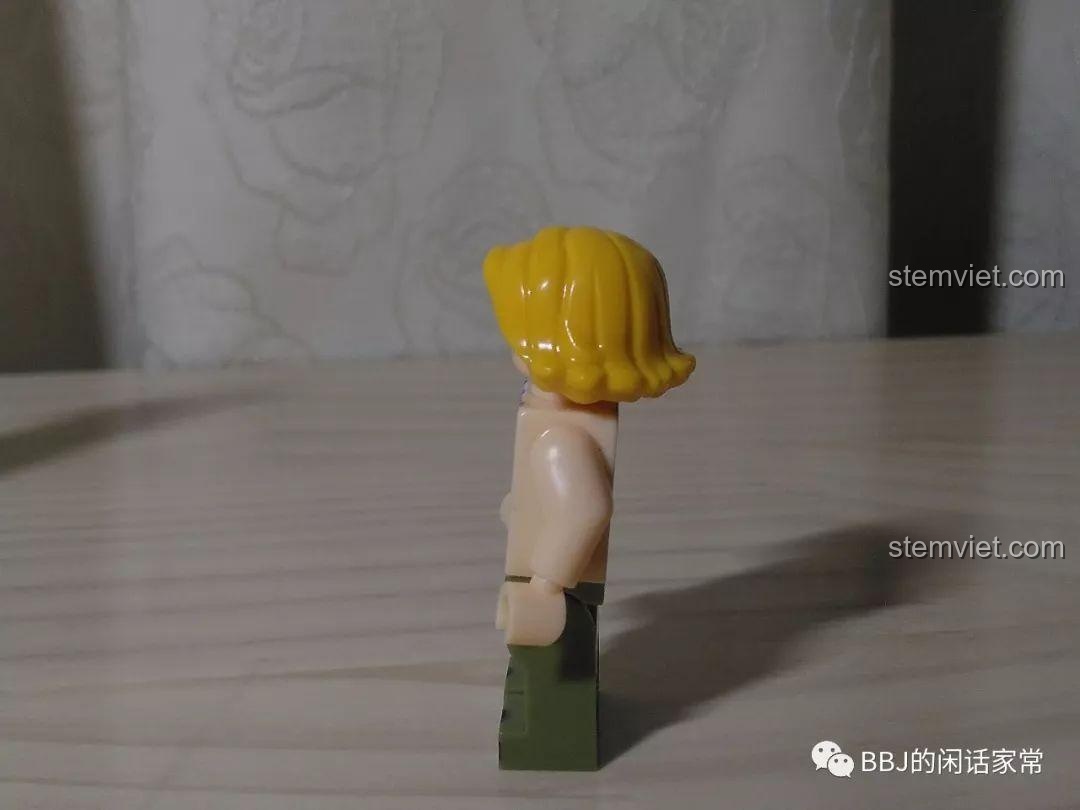 Góc nhìn bên hông của minifigure nữ phi công CAYI 2205 cho thấy không có chi tiết in.