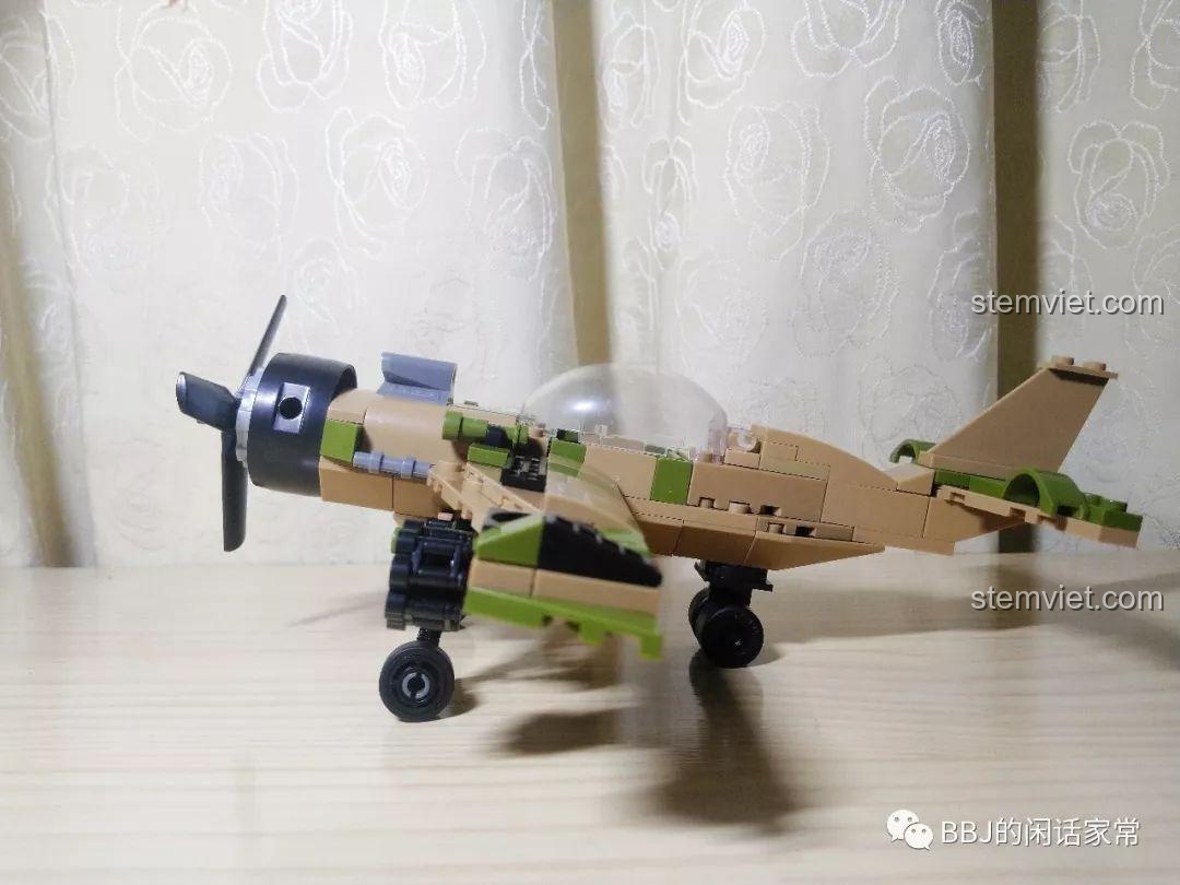 Mô hình CAYI 2205 Máy bay quân sự sa mạc nhìn từ bên hông, khoe trọn thân máy bay.