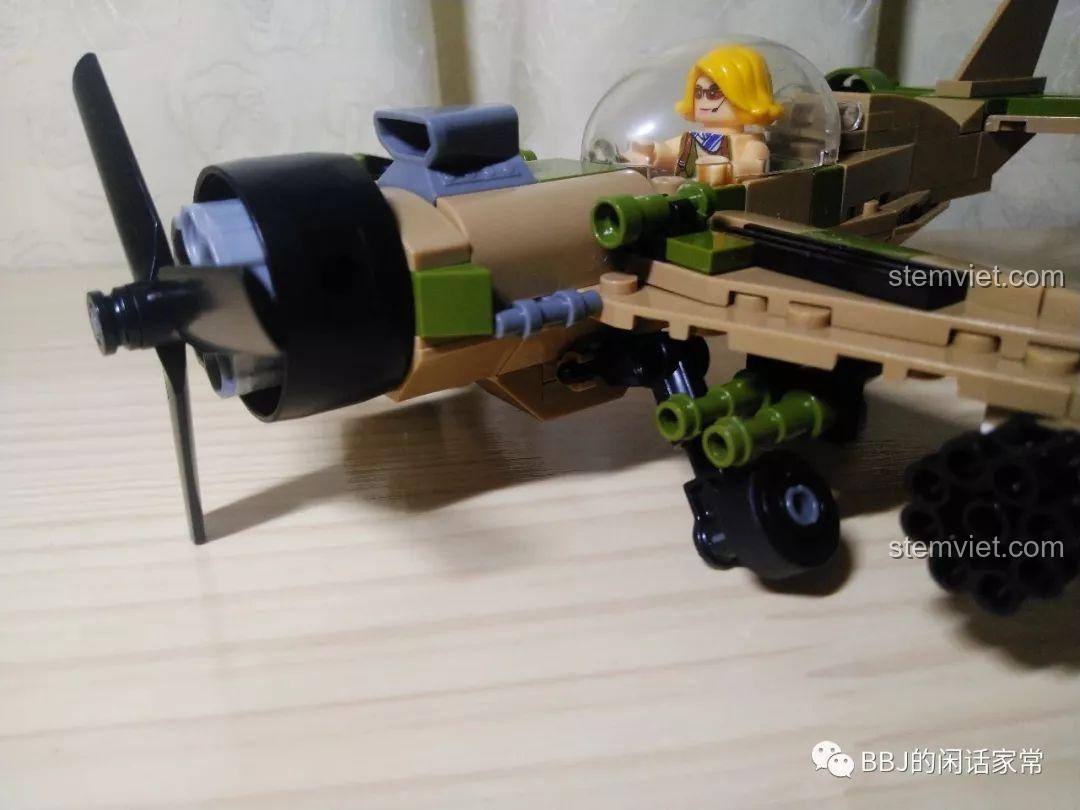 Mô hình CAYI 2205 Máy bay quân sự sa mạc sau khi đã tháo bánh xe trước.