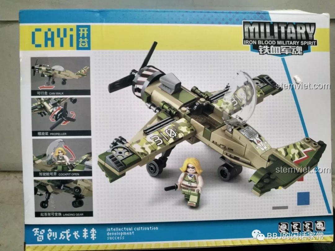 Mặt sau hộp CAYI 2205 Máy bay quân sự sa mạc thể hiện các chức năng có thể cử động của mô hình.