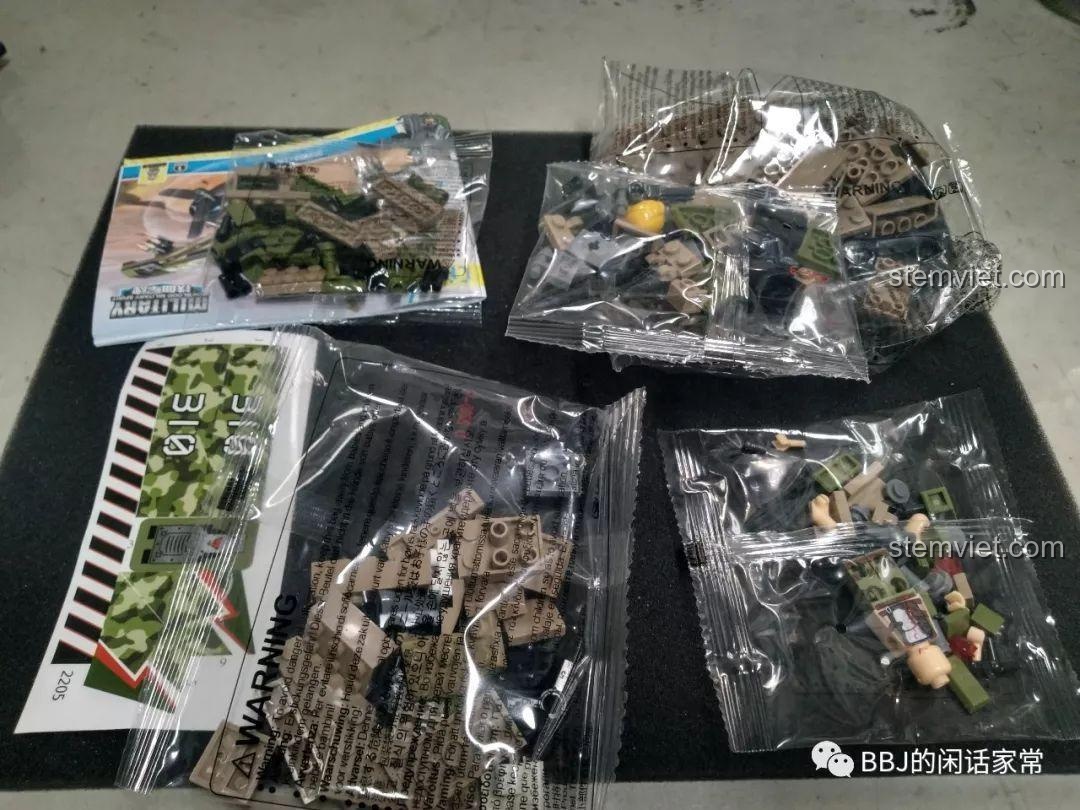 Bên trong hộp CAYI 2205 gồm các túi mảnh ghép, sách hướng dẫn và tờ sticker.