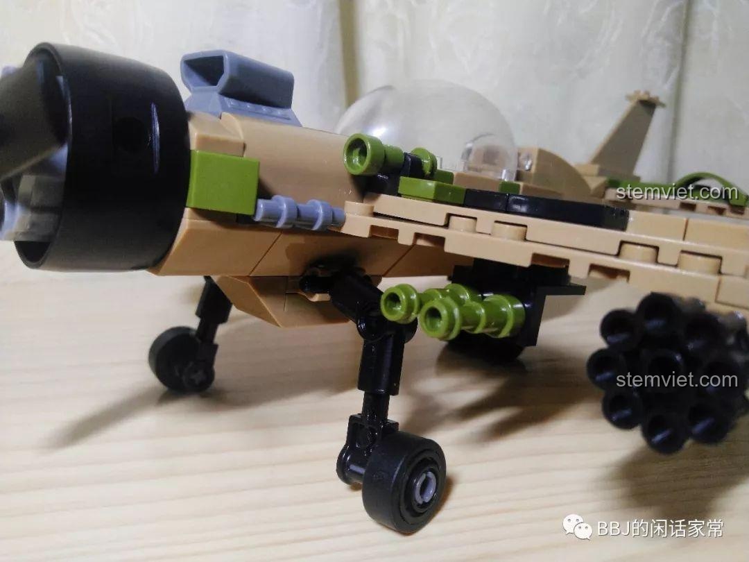 Cận cảnh hệ thống bánh xe của mô hình CAYI 2205 Phi cơ chiến đấu cổ điển.