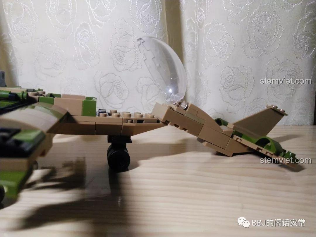 Phần đuôi của máy bay CAYI 2205 bị bung ra, cho thấy kết cấu lỏng lẻo.