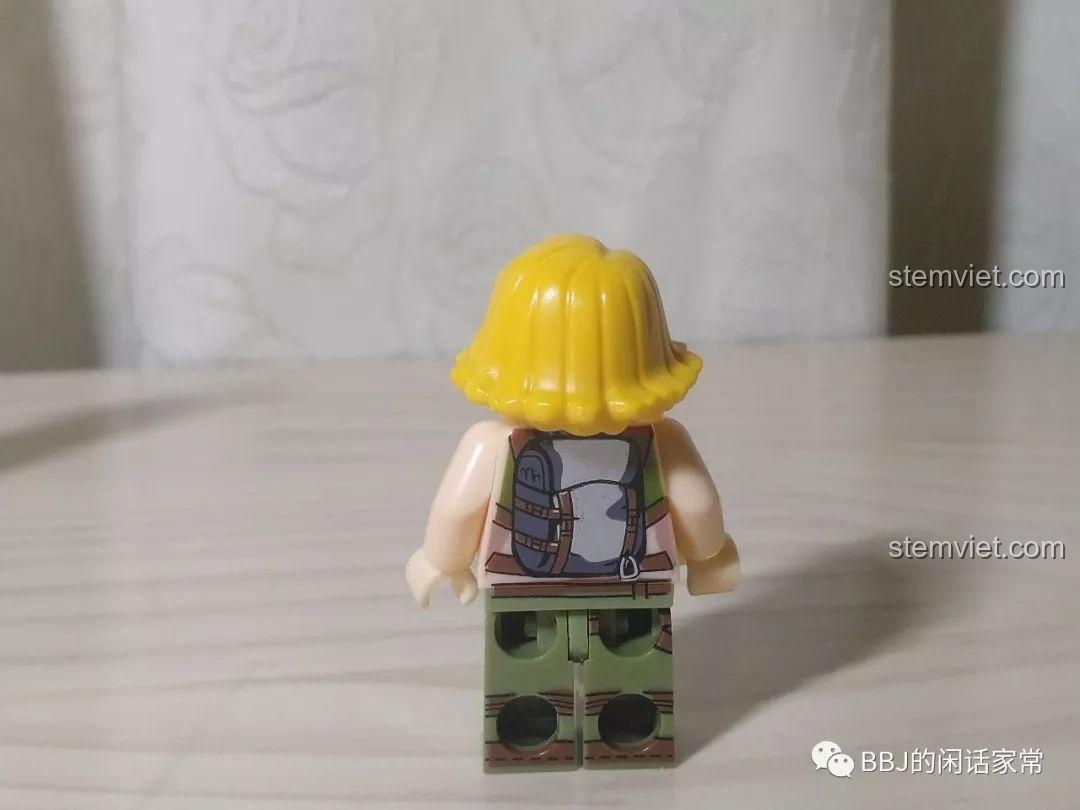 Mặt sau của minifigure nữ phi công CAYI 2205 với chi tiết in hình ba lô.