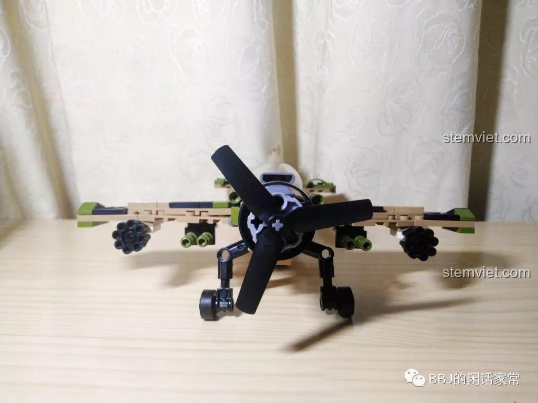 Góc nhìn trực diện của CAYI 2205 Phi cơ chiến đấu cổ điển với cánh quạt và vũ khí.