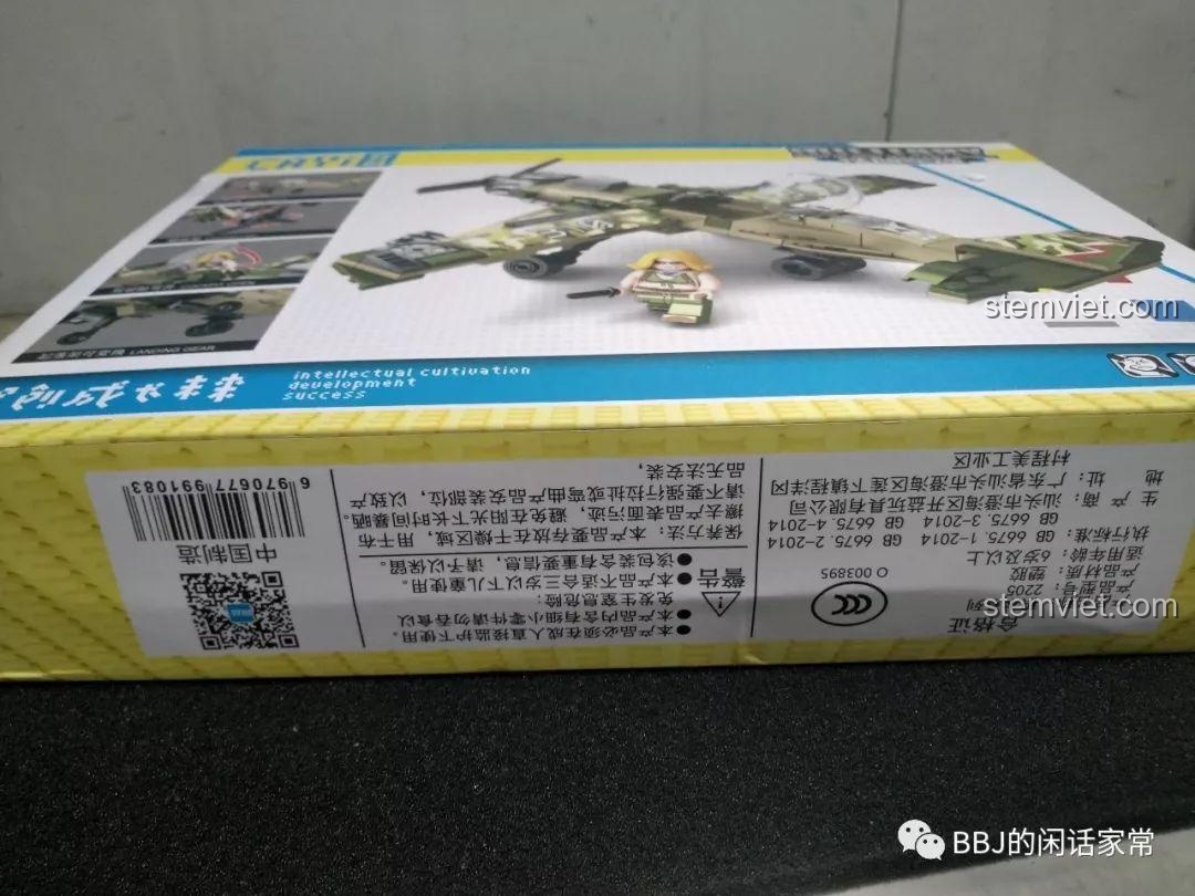 Thông tin chi tiết và cảnh báo an toàn trên hộp đồ chơi xếp hình CAYI 2205 Phi cơ chiến đấu cổ điển.